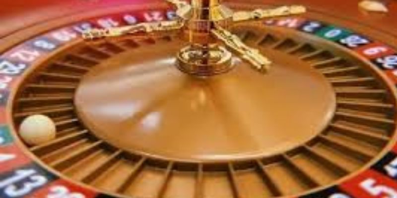 Dealer quản lý vòng quay may mắn casino trực tuyến với hệ thống camera HD